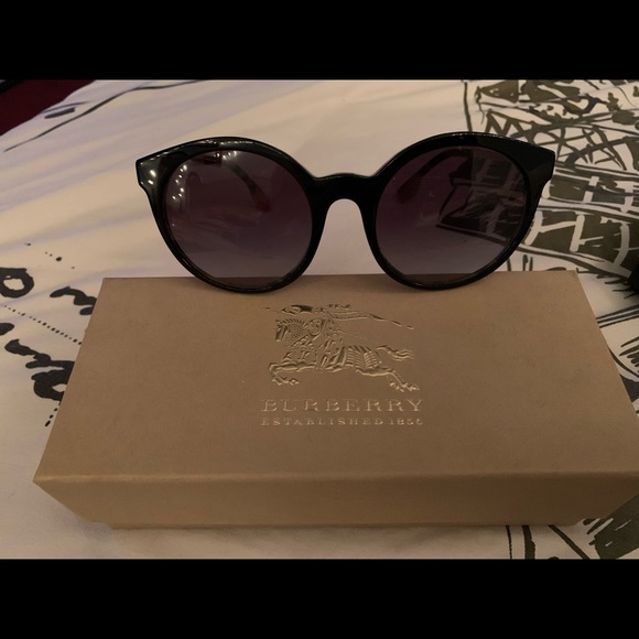 BURBERRY Women’s Sunglasses - Picture 14 of 15